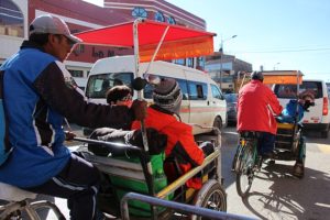 Puno - Met fietstaxi's naar de haven